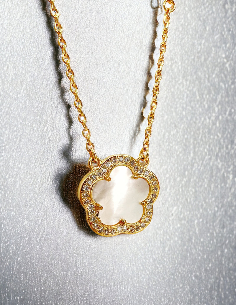 Collar y Aretes de Mujer Chapa de Oro 18K Trébol - puesta